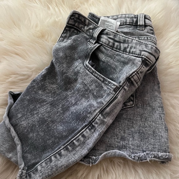 Grey washed Jean shorts - Picture 3 of 3